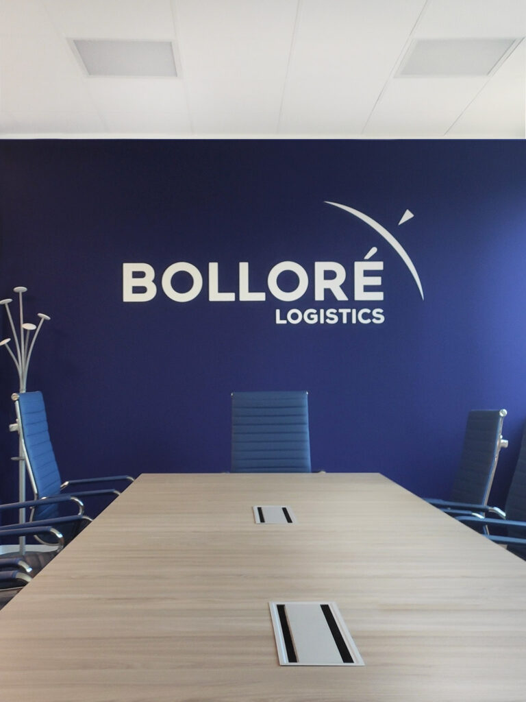 Bollore insegna 3d uffici interni