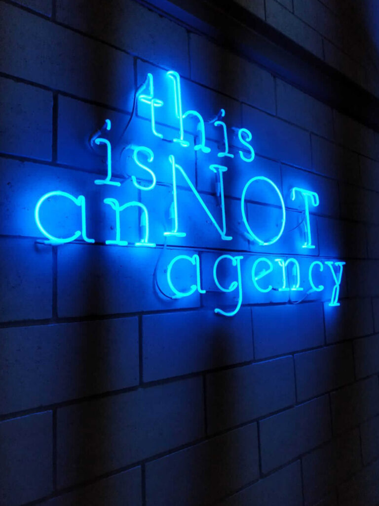 this is not an agency scritta 3d led