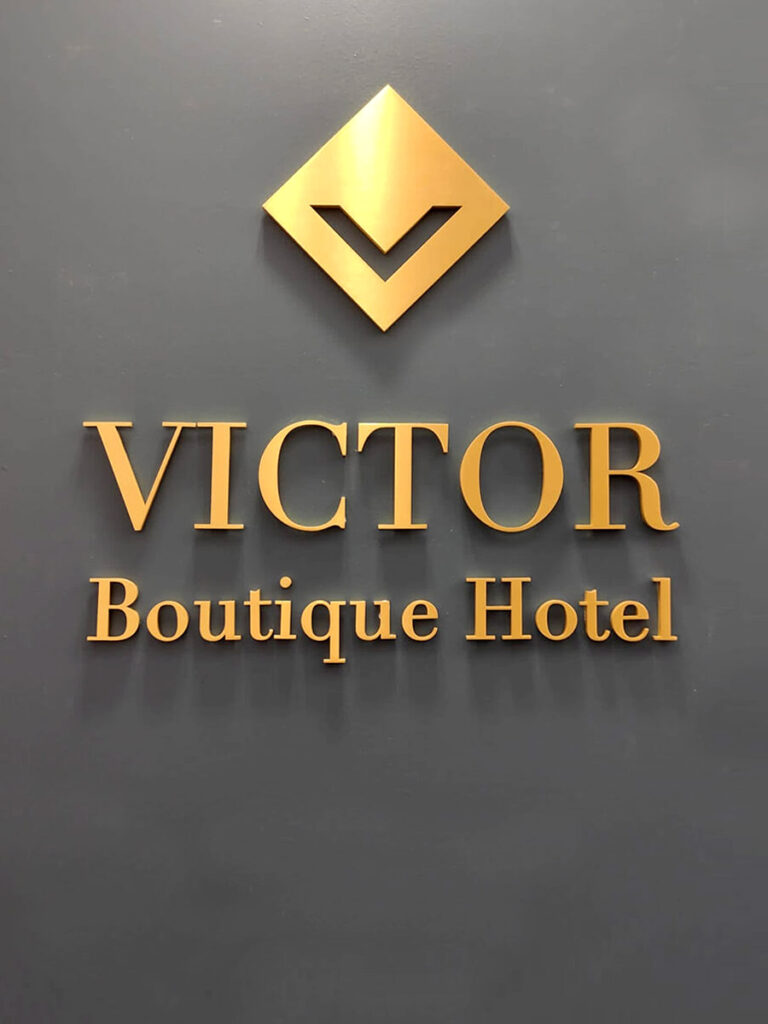 Logo in ottone effetto 3d realizzato per "Victor Boutique Hotel" Milano